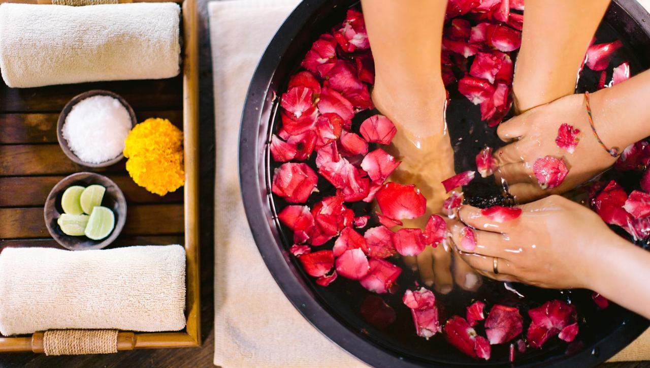 Tejaprana Resort & Spa Ubud  Ngoại thất bức ảnh A woman's feet in a spa